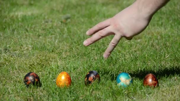 Traditionelles Familien-Osterspiel mit bunt bemalten Eiern — Stockvideo