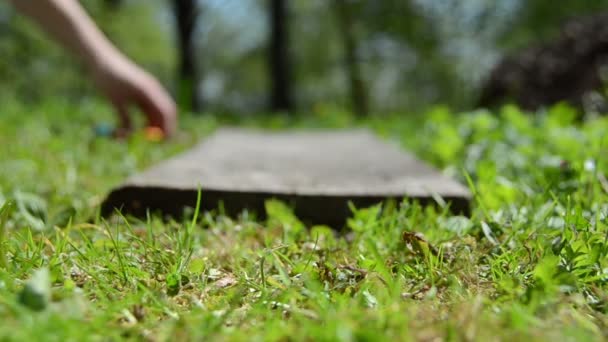 Hand roll eieren op houten oude bord geschilderd. Pasen spel. — Stockvideo