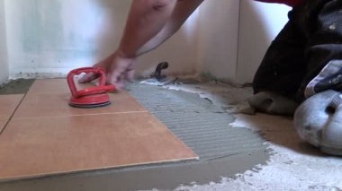 Tamirci işçi yer kat döşer. Ev geliştirme, yenileme