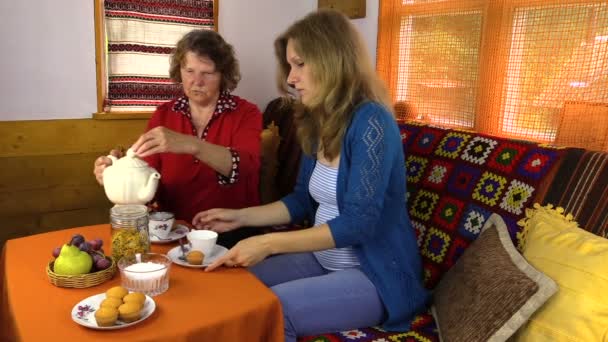 Abuela sirvió té de porcelana té su nieta embarazada — Vídeos de Stock
