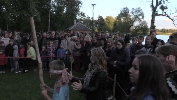 Boy spela spelet med bundna ögon och stick. Festmåltiden av St John — Stockvideo