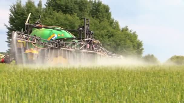 Jordbruket maskin traktor spray fältet växter med kemiska — Stockvideo