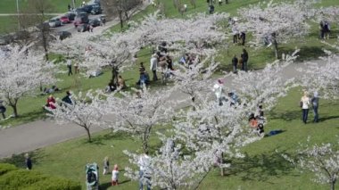 Turistler ve vatandaşların insanlar bahar Şehir Parkı içinde yeniden