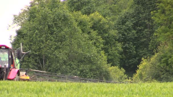 Campo de pulverização de trator agrícola com produto químico — Vídeo de Stock