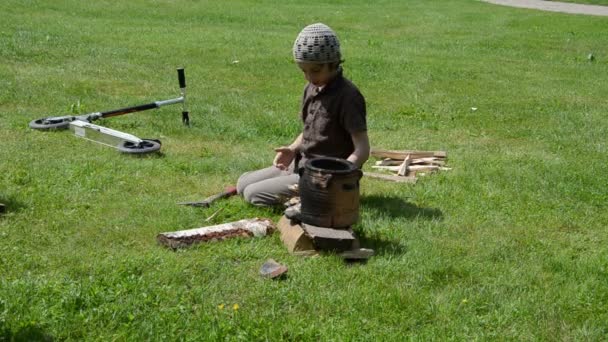 小男孩劈木柴和准备火地方 — 图库视频影像