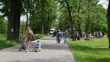 Turist insanlar Botanik Bahçesi içinde yeniden oluşturun.