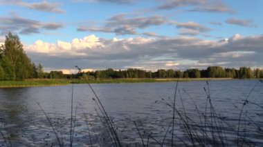 Göl ve adada eğlence insanlar üzerinde uzun ahşap köprü