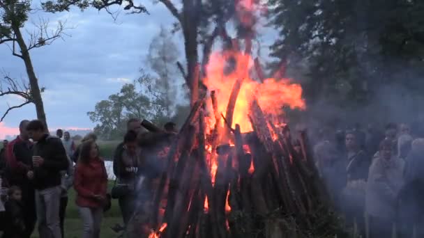 Közelkép a burn fire tetején, a parázsló napló szikra tűz és az emberek — Stock videók