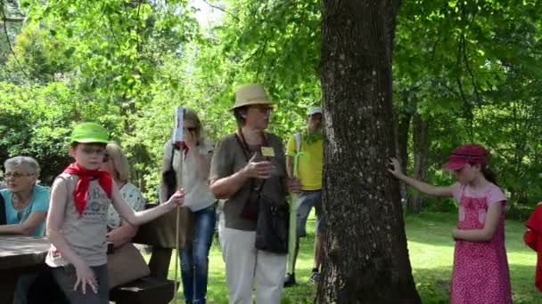 植物園ガイドに話観光グループ — ストック動画