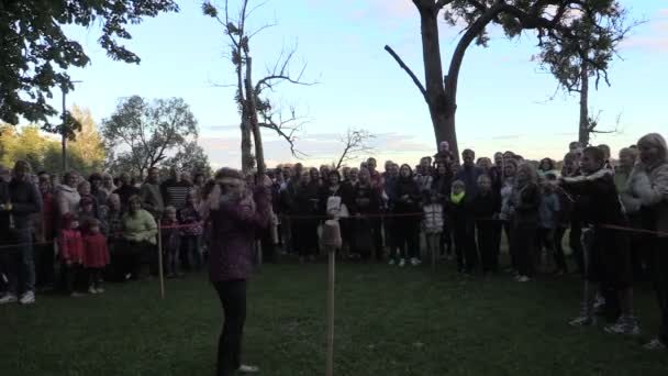 Mädchen mit Augenbinde versucht, Tontopf vom Scheiterhaufen beim Fest zu klopfen — Stockvideo