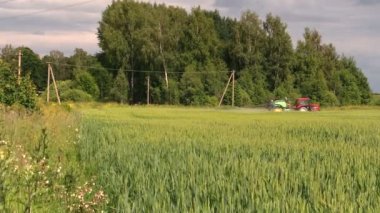 Traktör sprey buğday alan hebicide, pestisit forest yakınındaki