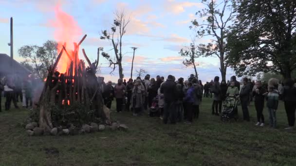 La gente calda vicino a focolare grande festeggia la festa nazionale di John — Video Stock