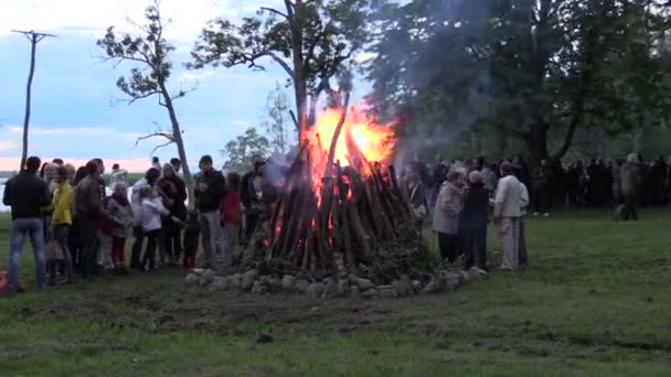 People warm surround big fireplace and celebrate John day — Stock Video