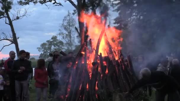 People warm surround big fireplace and celebrate John day — Stock Video