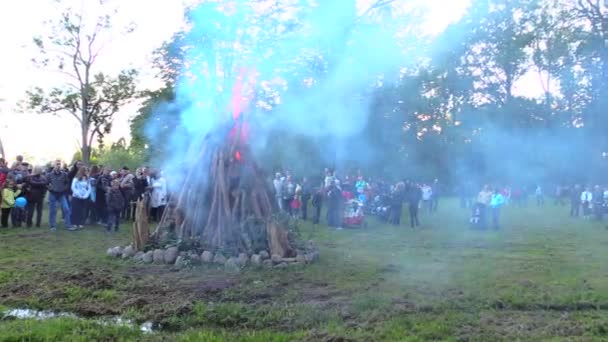 As pessoas celebram a Festa de São João. Aumento da fumaça do local de fogo — Vídeo de Stock
