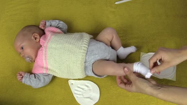 어머니 특별 한 소재에 신생아 아기 발자국 만들기 — 비디오