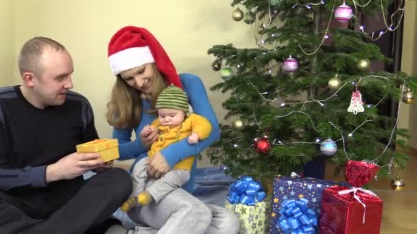 Boldog család férfi és nő jelen ajándék baby lánya — Stock videók