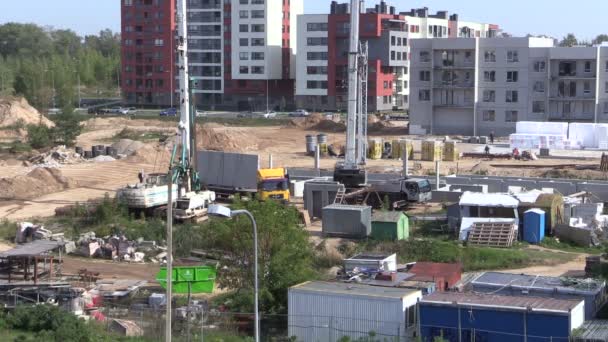 Trabajos de construcción intensivos. Trabajadores y maquinaria pesada . — Vídeo de stock