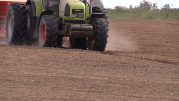 Trattore fattoria con dispositivo rende solco in campo — Video Stock