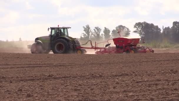 Ferme campagne tracteur herse champ — Video