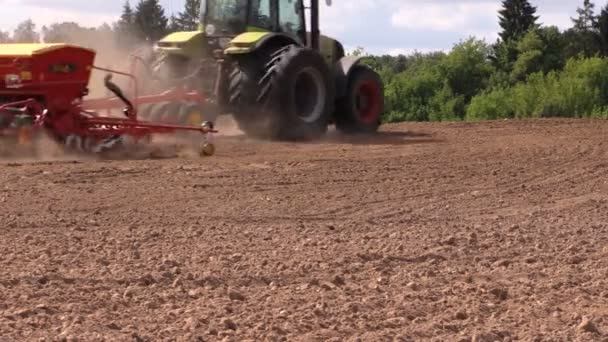 Equipo especial de fertilizante extendido en el suelo de campo en otoño — Vídeos de Stock