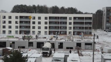 Sıvı beton kaldırma vinç. Kask ile çalışanları.