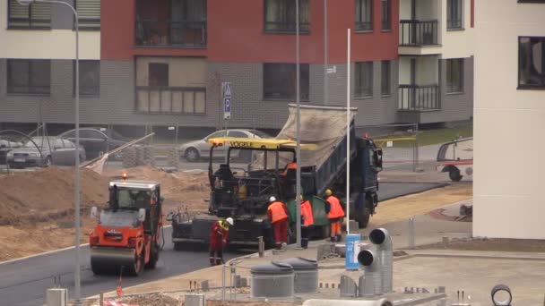 Nuevos pavimentadores de construcción de carreteras trabajadores y equipos especiales — Vídeo de stock