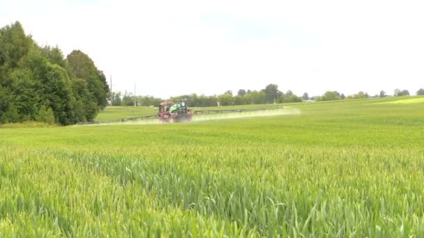 Granja tractor spray temporada de verano campo de cultivo verde planta — Vídeos de Stock