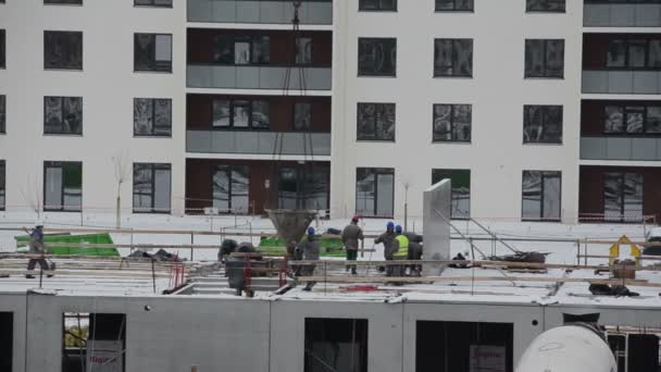 Trabajadores constructores con cascos protectores piso de casa de hormigón — Vídeo de stock