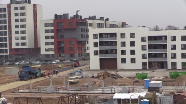 Asfalto obras de pavimento entre novas construções modernas casas planas — Vídeo de Stock