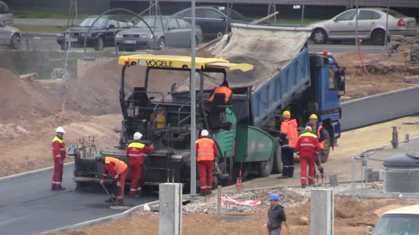 Matériel de propagation de l'asphalte et camion. Pavés de route personnes — Video