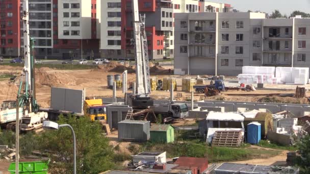 Crane laden appartementenblok — Stockvideo