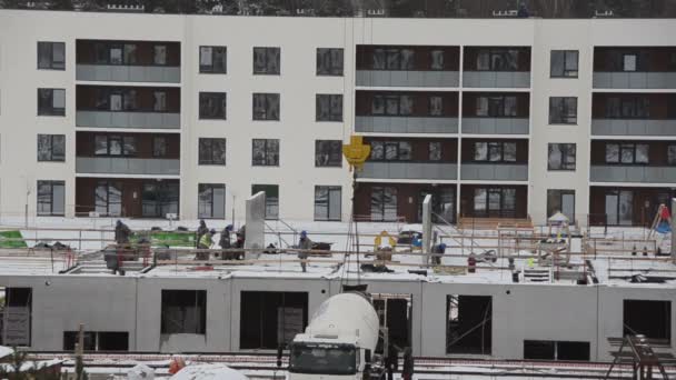 Grupo de trabajadores de la construcción en el sitio de construcción de apartamentos planos — Vídeo de stock