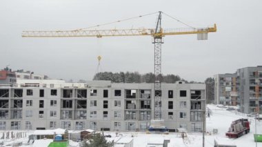 Vinç kaldırma evi bölüm ve inşaatçılar kış aylarında iş