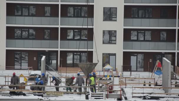 Constructores con casco concreto cimentación piso casa plana — Vídeo de stock