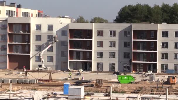 Werknemers verf nieuw bouwen stadsvilla muren in wit — Stockvideo