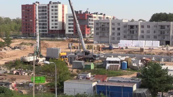 Bloque de descarga de grúa del remolque del camión en el sitio de construcción — Vídeos de Stock