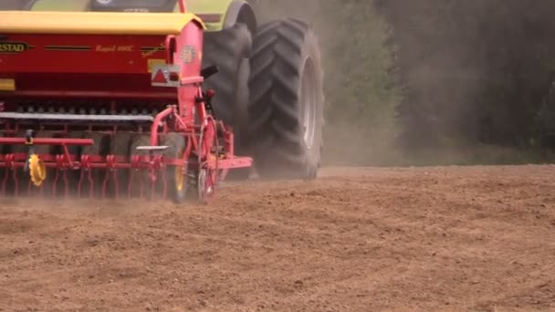 Trekker verspreiden meststof en zaaien op landbouw veld — Stockvideo