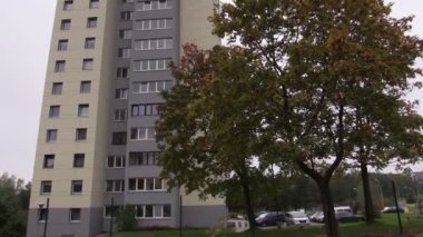 Yenilenmiş yüksek düz daireli ev ve sonbahar ağacı