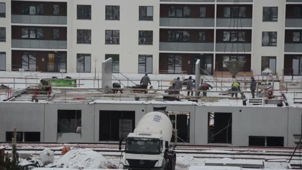 Travailleurs avec casques de protection plancher plat de la maison en béton — Video