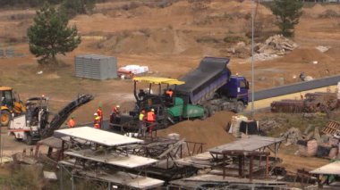 İşçiler makineleri ile yatıyordu asfalt şantiye yaymak