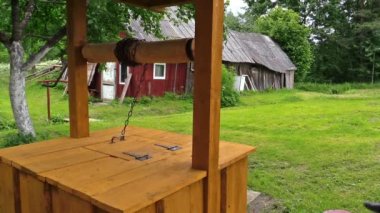 İyi ev spin besi saplı çiftçi adama su çizmek.