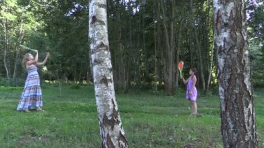 Hamile kadın ve kız yaz Park etkin Tenis oynamak
