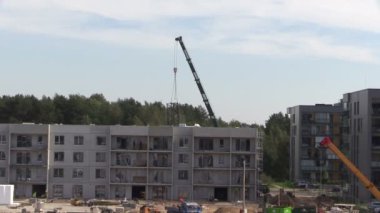 yoğun inşaat alanında çalışır. işçi ve Vinçler.