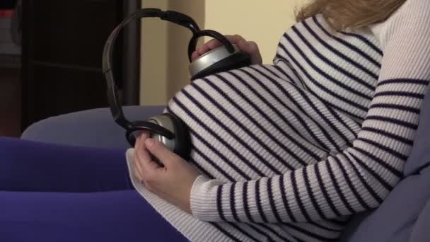 Zukünftiges Baby hört Musik Konzept. Schwangere Mädchen Bauch — Stockvideo