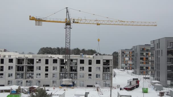 Inverno canteiro de obras com guindastes e trabalhadores construção de casa — Vídeo de Stock