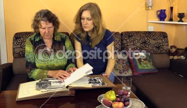 Büyükanne birlikte torunu ile fotoğraf albümü bak