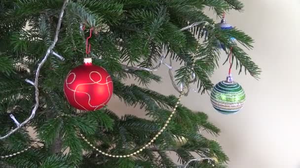 Bola de árbol de Navidad juguetes y decoraciones. Guirnalda blanca parpadeante — Vídeos de Stock