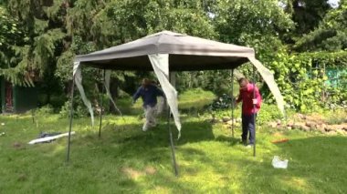 İnsanlar Bahçe çadır bower uzun metal bacaklar düzeltmek