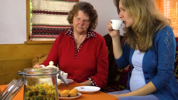 Tea Time Cupcake im Dorfzimmer, Frauen geben Großmutter Zucker — Stockvideo